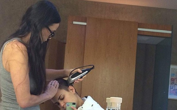 Demi Moore le afeita el cabello a su hija Tallulah