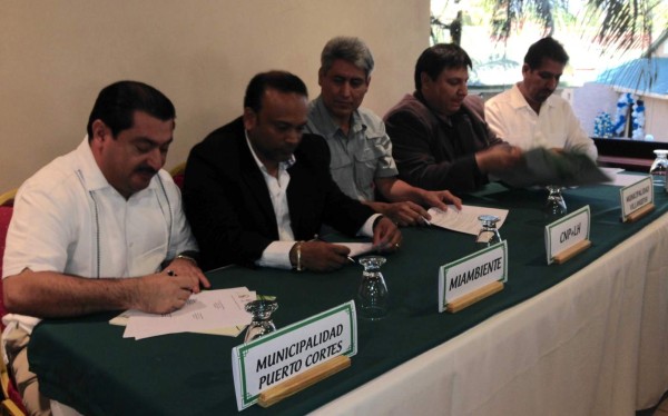 Puerto Cortés y Villanueva firman convenio para proteger el ambiente
