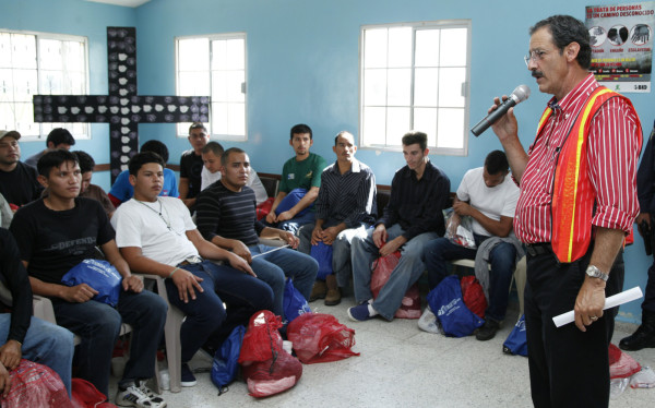 Villeda firma decreto a favor de migrantes retornados de EUA