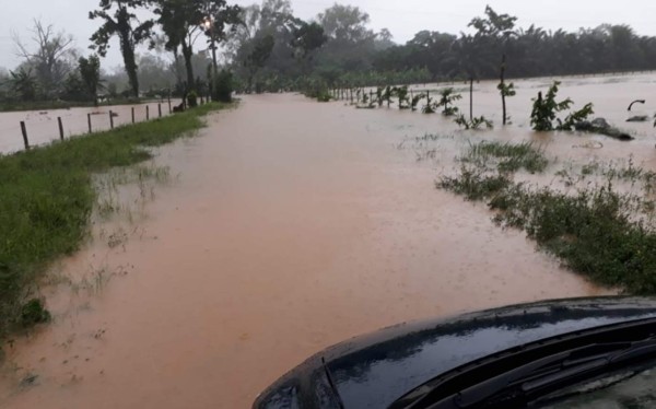 Video: Bus con pasajeros queda atrapado en inundaciones en Colón