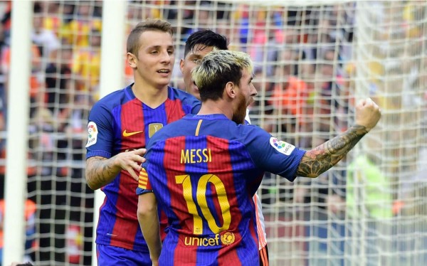 Messi insulta a afición del Valencia tras un botellazo a Neymar