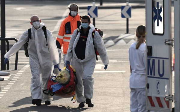Francia reporta la muerte de 884 ancianos en asilos por coronavirus