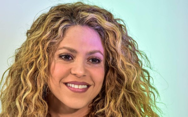 En bikini, Shakira anuncia video de Clandestino