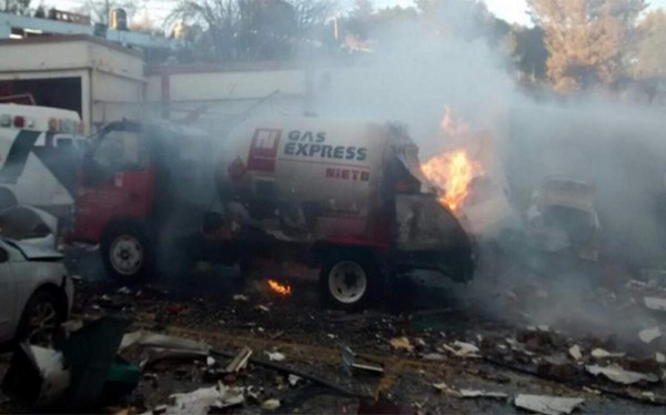 Explota una pipa de gas frente a un hospital infantil de la Ciudad de México