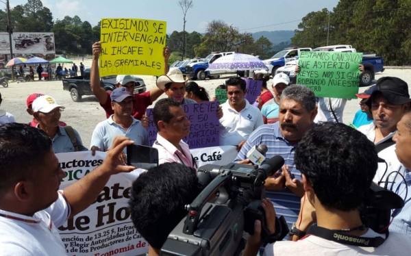 Cafetaleros bloquean carretera en el occidente de Honduras