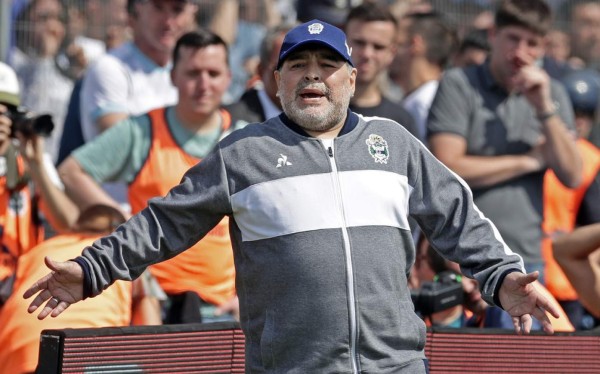 Amargo debut de Maradona como DT de Gimnasia en Argentina