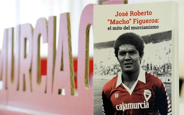 El Murcia de España se lució y dedicó un libro en honor al hondureño Roberto 'Macho' Figueroa