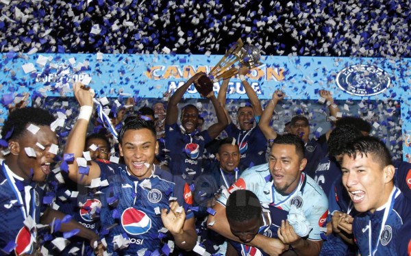 Los jugadores del Motagua alzando el trofeo de la Supercopa de Honduras. Foto Neptalí Romero