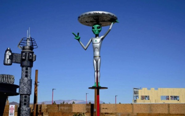 Dos millones de personas buscan 'liberar' a los extraterrestres del Área 51