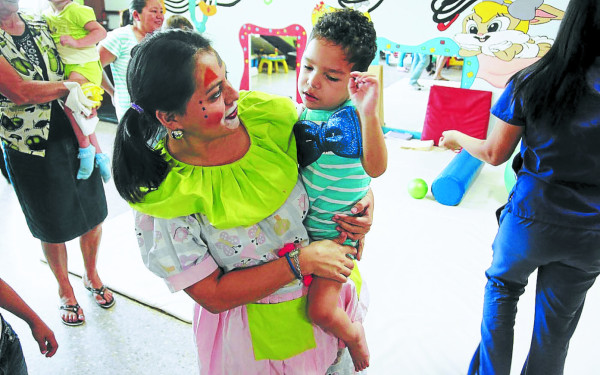 Caramelo y Chispita dan terapia de risas a los niños de la Teletón