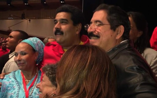 'Mel' Zelaya abraza a Maduro durante cumbre socialista