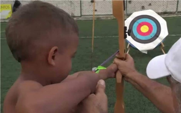 Niños de favela de Río descubren el tiro al arco