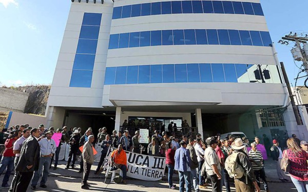 Por incumplimiento los pobladores de Patuca protestan frente a la Enee