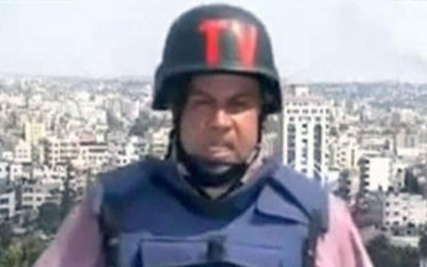Periodista llora en vivo tras informar bombardeos en Gaza