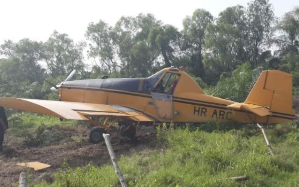 Avión aterriza de emergencia en campo bananero de Honduras