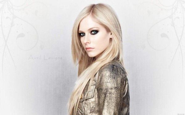 Avril Lavigne. A mediados de 2015, la cantante se sintió tan mal que acudió al doctor para descubrir que padecía esta enfermedad. “Estuve en cama por cinco meses. Hubo momentos en los que no pude bañarme durante una semana porque no podía estar de pie. Pensé que me estaba muriendo”, expresó Avril a People.