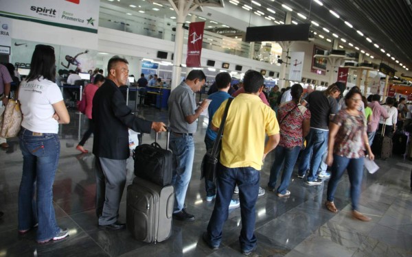 Rayo causa caos en el aeropuerto Ramón Villeda Morales