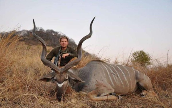 Polémica por fotos de hijos de Trump posando con animales cazados