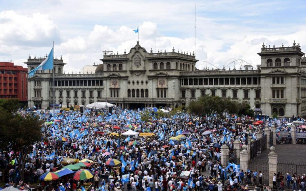 Miles deciden no reconocer a Pérez Molina como presidente