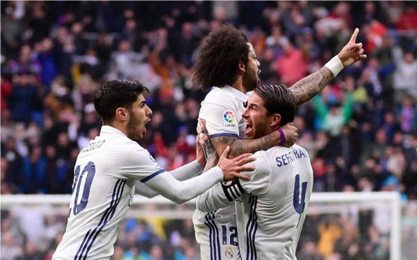 Marcelo salva al Real Madrid y lo pone líder a la espera del Barça
