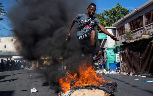 Incendios y barricadas en inicio de una nueva jornada de protestas en Haití