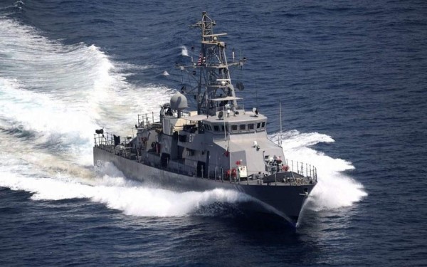 Marina de EEUU dispara contra barcos iraníes en el Golfo