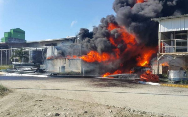 Así se inició el fuego en la planta y obligó a los trabajadores a salir del lugar.