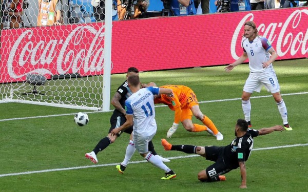 Moscow (Russian Federation), 16/06/2018.- Alfred Finnbogason of Iceland (2-R) scores during the FIFA World Cup 2018 group D preliminary round soccer match between Argentina and Iceland in Moscow, Russia, 16 June 2018. (RESTRICTIONS APPLY: Editorial Use Only, not used in association with any commercial entity - Images must not be used in any form of alert service or push service of any kind including via mobile alert services, downloads to mobile devices or MMS messaging - Images must appear as still images and must not emulate match action video footage - No alteration is made to, and no text or image is superimposed over, any published image which: (a) intentionally obscures or removes a sponsor identification image; or (b) adds or overlays the commercial identification of any third party which is not officially associated with the FIFA World Cup) (Mundial de Fútbol, Moscú, Rusia, Islandia) EFE/EPA/ABEDIN TAHERKENAREH EDITORIAL USE ONLY EDITORIAL USE ONLY EPA-EFE/ABEDIN TAHERKENAREH EDITORIAL USE ONLY EDITORIAL USE ONLY EDITORIAL USE ONLY