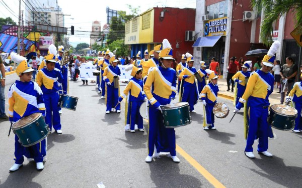 Colegios de Honduras continúan hoy desfiles de fiestas patrias