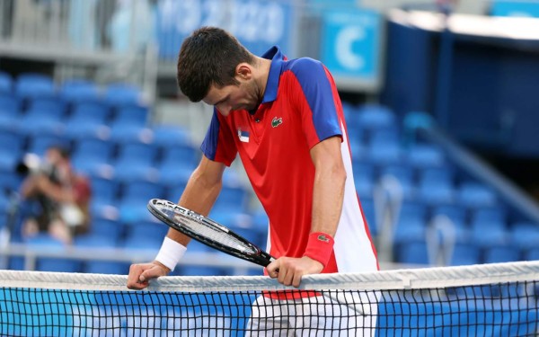 Novak Djokovic no pudo ganar medalla y se despidió de los Juegos Olímpicos de Tokio con una fea imagen. Foto AFP