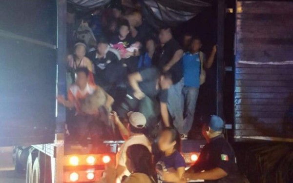 Rescatan a 121 centroamericanos en un camión de carga en México