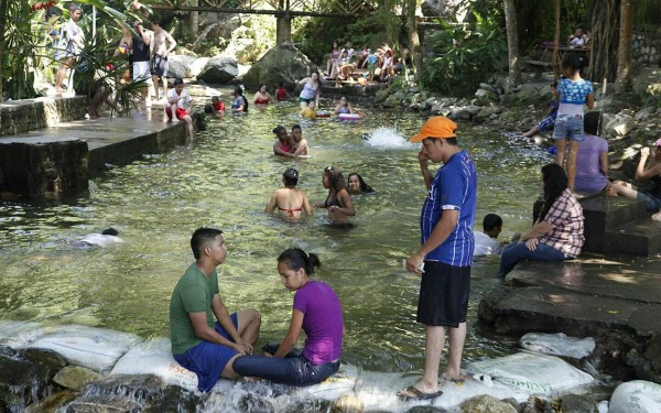Veraneantes inundan de diversión sitios turísticos de Honduras
