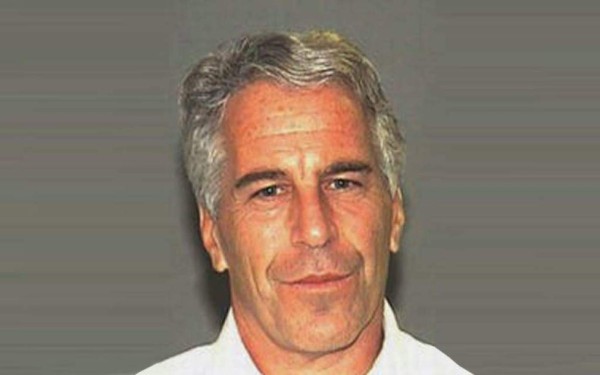 Exmodelo acusa a agente francés cercano a Epstein de violación