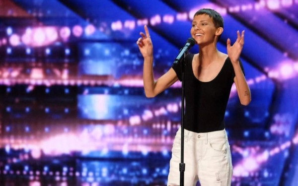 ¡Espectacular! Cantante que batalla contra el cáncer conmueve a Simon Cowell y recibe el botón dorado