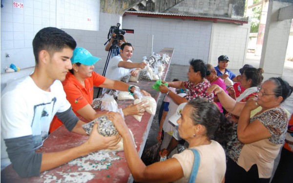 Entregan 1,100 bolsas solidarias municipales a adultos mayores