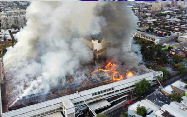Incendio en un hospital de Chile obliga a evacuar a pacientes covid-19 intubados  
