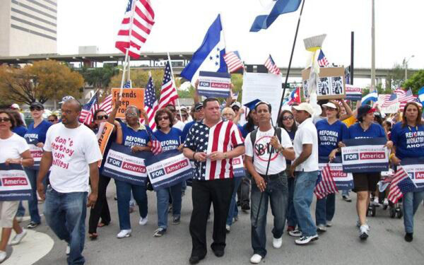Hondureños en EUA aplauden decisión de Juan Orlando en consulados   