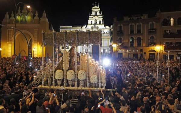 Incienso, sol y turistas en la Semana Santa sevillana