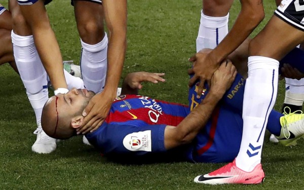 Mascherano abandonó la final de Copa tras sufrir terrible golpe