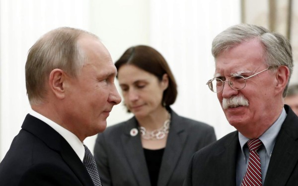 Putin dice a Bolton que Rusia está sorprendida por pasos inamistosos de EEUU