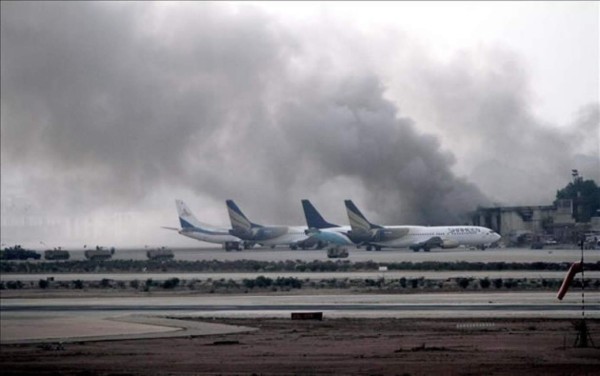 Pakistán: 28 muertos en ataque a aeropuerto