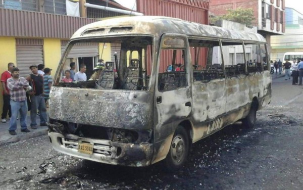 'Levanté a un pasajero que cayó entre las llamas': motorista de rapidito incendiado