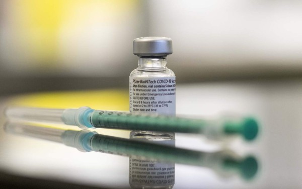 Vacunas de Pfizer y Moderna serían eficaces contra variante india de covid-19