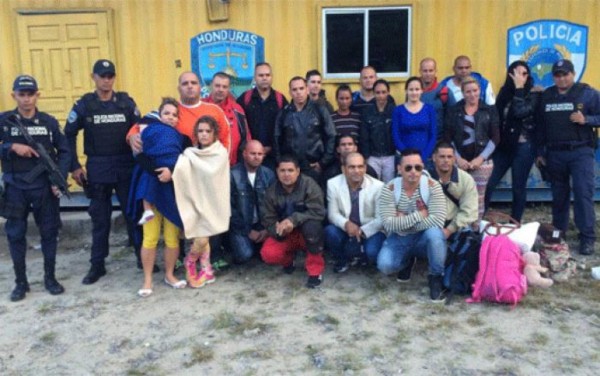Retienen a 22 cubanos en frontera Agua Caliente