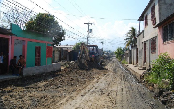 Reparan calles de terracería en diferentes sectores de San Pedro Sula