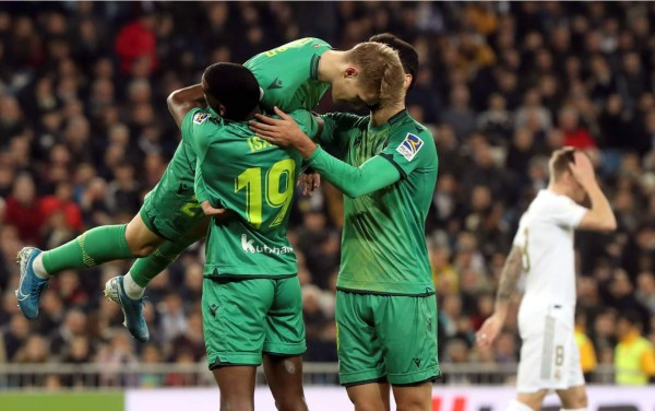 Martin Odegaard celebra con sus compañeros Isak (i) y Merino (d) tras anotar un gol al Real Madrid. Foto EFE