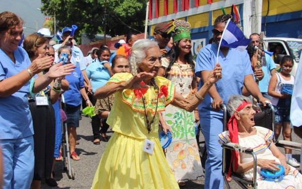 Abuelitos sampedranos rinden honor a la Patria