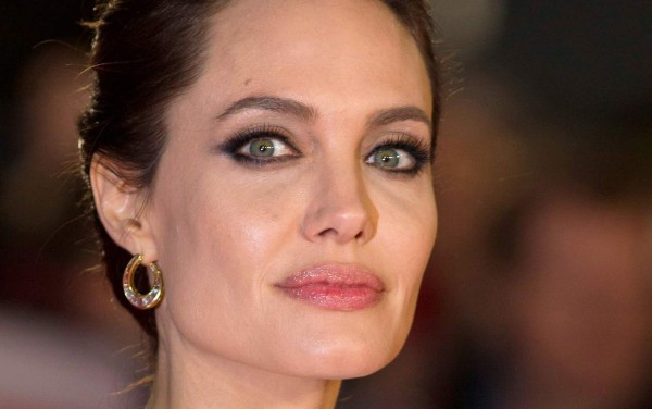 La actriz estadounidense Angelina Jolie se ha sometido a una operación para extirpase los ovarios con el objetivo de prevenir el cáncer, una enfermedad que causó la muerte de su madre, su abuela y su tía, reveló hoy la famosa intérprete.