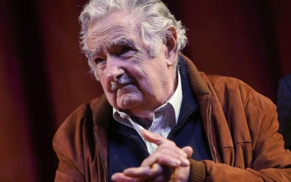 Mujica deja su cargo como senador para descansar tras 'largo viaje'