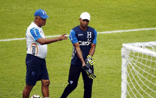 Donis Escober no viajó hoy con la Selección de Honduras y jugará el domingo con Olimpia